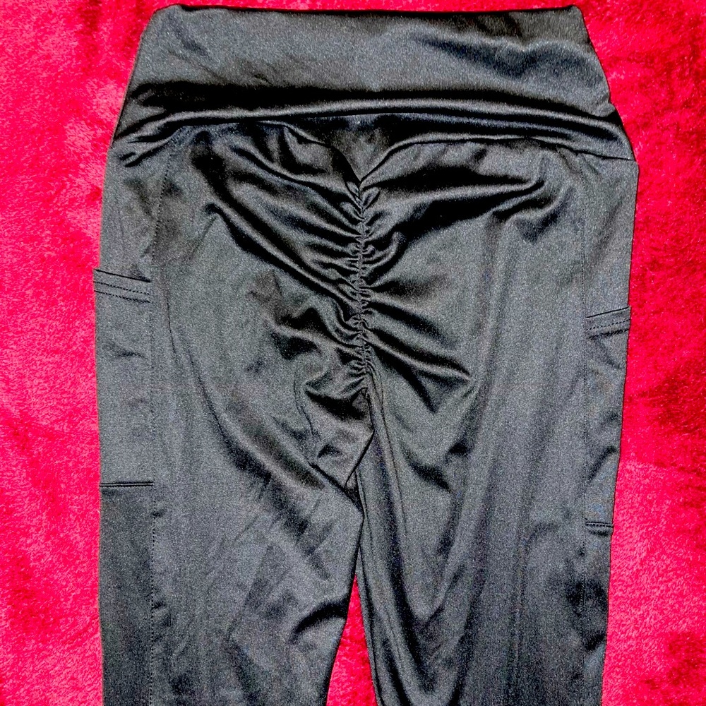 Black workout pants or leggings with a pocket on each side small